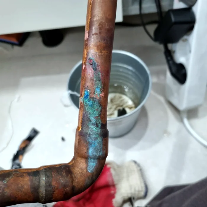 구리 난방배관 엘보 연결부의 녹청 누수 흔적 확인