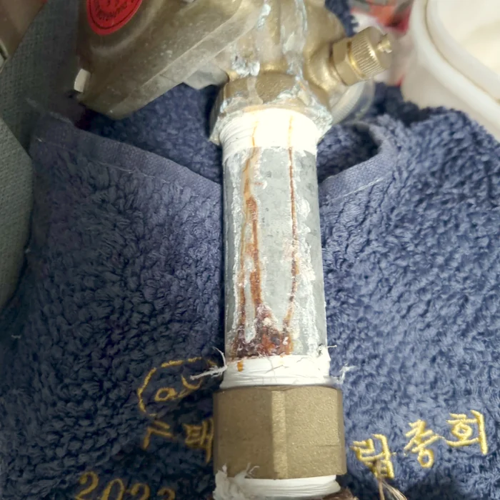 녹물이 흘러 닦아낸 난방배관 연결부